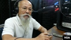 លោក​បណ្ឌិត​ឡៅ ម៉ុងហៃ អ្នក​វិភាគ​ឯករាជ្យ​​ចូល​រួម​ជា​ភ្ញៀវ​ក្នុង​កម្មវិធី​ហេឡូវីអូអេ​អំពី​សាលក្រម​បទ​ឧក្រិដ្ឋកម្ម​ប្រឆាំង​នឹង​មនុស្សជាតិ​ចំពោះ​អតីត​មេដឹកនាំ​ខ្មែរក្រហម នួន ជា និង​ ខៀវ សំផន កាល​ពី​ថ្ងៃ​ទី​៧ ខែ​សីហា ឆ្នាំ​២០១៤។ (លឹម សុធី/វីអូអេ)