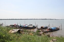 រូបឯកសារ៖ ទូកនេសាទកំពង់ចតចោលនៅក្បែរច្រាំងទន្លេមេគង្គ ក្នុងសង្កាត់ជ្រោយចង្វារ ខណ្ឌជ្រោយចង្វារ រាជធានីភ្នំពេញ ថ្ងៃទី៥ ខែមិថុនា ឆ្នាំ២០២១។ (កាន់ វិច្ឆិកា/វីអូអេ)