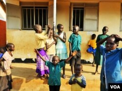 It's mostly women and children at the refugee reception center in Elegu, many have come from just across the border, worried that violence will reach their homes. (L. Paulat/VOA)