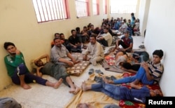 Civilians, who fled their homes due to the clashes on the outskirts of Falluja, gather in the town of Garma, Iraq, May 30, 2016.