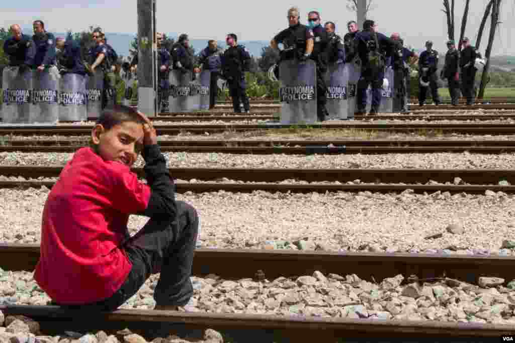 Riot police have been deployed amid occasional clashes between different ethnic groups of refugees, with confrontations often sparked over food, April 22, 2016. (J. Owens/VOA) 