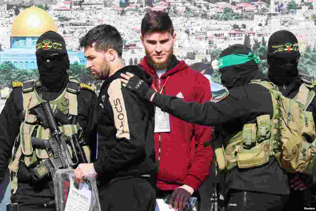 در ششمین دور از تبادله گروگان&zwnj;های اسراییلی با زندانیان فلسطینی، گروه حماس سه مرد اسراییلی را رها کرد.