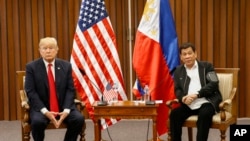 U.S. President Donald Trump, left, and Philippine President Rodrigo Duterte hold a bilateral meeting on the sidelines of the 31st ASEAN Summit at the Philippine International Convention Center in Manila, Philippines. Nov. 13, 2017.