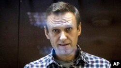 ARHIVA - Ruski opozicioni lider Navalni u sudu u Moskvi, 20. februara 2021. (Foto: AP/Alexander Zemlianichenko)