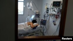 Una paciente contagiada con el coronavirus es atendida en una Unidad de Cuidados Intensivos en las afueras de Buenos Aires, Argentina, 20 de octubre de 2020.