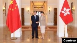 香港行政长官林郑月娥（右）一月九日在礼宾府与新任中央人民政府驻香港特别行政区联络办公室主任骆惠宁（左）会面。