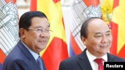 លោក​នាយក​រដ្ឋ​មន្ត្រី​ហ៊ុន សែន ថត​រូប​ជាមួយ​លោក​នាយក​រដ្ឋ​មន្ត្រី​វៀតណាម​លោក Nguyen Xuan Phuc នៅ​ឯ​ការិយាល័យ​រដ្ឋាភិបាល​នៅ​ទីក្រុង ហាណូយ កាលពី​ថ្ងៃ​ទី២០ ខែធ្នូ ឆ្នាំ២០១៦។