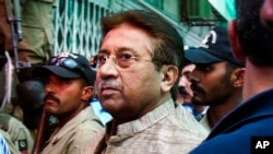 Dalam foto tertanggal 20/4/2013 ini, mantan presiden Pakistan Pervez Musharraf tiba di pengadilan di Islamabad, untuk menghadiri persidangannya atas tuduhan perannya dalam kematian seorang ustad radikal dalam pengepungan di sebuah mesjid garis keras di Islamabad tahun 2007. 