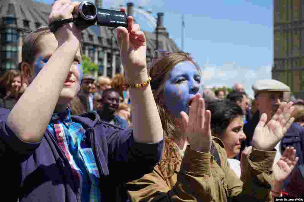 Young pro-European Union protesters listen to rock star Bob Geldof speak at a rally in London's Parliament Square, July 2, 2016.
