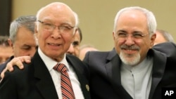 Pokiston Tashqi ishlar vaziri Sartoj Aziz Eron Tashqi ishlar vaziri Javod Zarif. Tehron, 26-noyabr, 2013-yil.