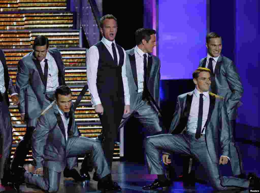 Aktor Neil Patrick Harris membawakan nomor musikal saat membawakan acara Primetime Emmy Awards ke-65 di Los Angeles.