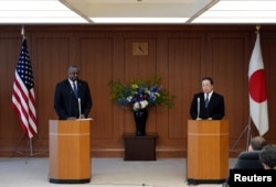 Menteri Pertahanan AS Lloyd Austin dan Menteri Pertahanan Jepang Yasukazu Hamada menghadiri konferensi pers bersama setelah pertemuan mereka di Kementerian Pertahanan Jepang di Tokyo, Jepang, 1 Juni 2023. (Foto: via Reuters)