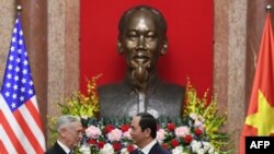 Menteri Pertahanan Amerika Serikat James Mattis (kiri) berjabat tangan dengan Presiden Vietnam Tran Dai Quang saat beremu di Istana Presiden Vietnam di Hanoi, 25 Januari 2018. (Foto: dok). 