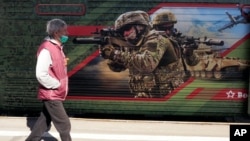 عبور یک رهگذر از مقابل موزه جنگ سن‌پترزبورگ، روسیه - آرشیو