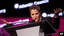 ARCHIVO - La ministra de Finanzas de Canadá, Chrystia Freeland, en la ceremonia de entrega de premios Global Citizen Awards del Atlantic Council, el miércoles 20 de septiembre de 2023, en Nueva York. (Foto AP/Julia Nikhinson).