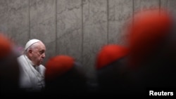 El papa Francisco dirige un servicio de oración por la paz en la Basílica de San Pedro en el Vaticano, el 27 de octubre de 2023.