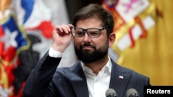 ARCHIVO - El presidente chileno, Gabriel Boric, escucha una pregunta en la casa de gobierno de La Moneda en Santiago, Chile, el 8 de marzo de 2024.