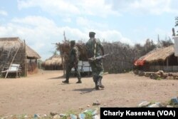 Des militaires FARDC dans la foret de Beni en RDC, le 14 octobre 2018. (VOA/Charly Kasereka)