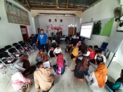 Kegiatan dari Yayasan "Sayangi Tunas Cilik" dan Tata Sudrajat (kaos biru).