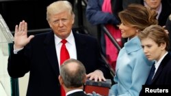 مراسم رسمی ادای سوگند او پس از پیروزی در انتخابات روز ۲۰ ژانویه ۲۰۱۷ (اول بهمن ۱۳۹۵) در مقابل کنگره برگزار شد