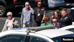 Un oficial de policía habla con una mujer en un centro de reunificación familiar después de un tiroteo masivo en la Escuela Covenant en Nashville, Tennessee, el 27 de marzo de 2023.