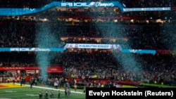 Конфетти сыплются на футбольное поле после победы команды Philadelphia Eagles над Kansas City Chiefs в Суперкубке LIX на стадионе Caesars Superdome, Новый Орлеан, Луизиана, 9 февраля 2025