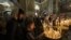 কিয়েভের এক গির্জায় অর্থোডক্স ক্রিস্টিয়ানরা মোমবাতি জ্বালিয়ে ইস্টার কার্যক্রম শুরু করছেন। ফটোঃ ৫ মে, ২০২৪। 
