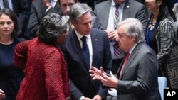 Ги повикуваме сите земји-членки да испратат цврста, обединета порака до секој државен или недржавен актер кој размислува да отвори уште еден фронт во овој конфликт, рече државниот секретар на САД