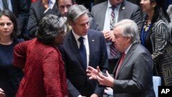 美國國務卿布林肯和美國常駐聯合國大使托馬斯-格林菲爾德在安理會與聯合國秘書長古特雷斯交談。(2023年10月24日）