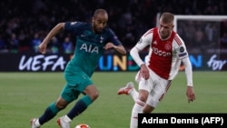 Lucas de Tottenham (g) et Daley Sinkgraven de l'Ajax lors de la demi-finale de la Ligue de Champions à Amsterdam le 8 mai 2019.