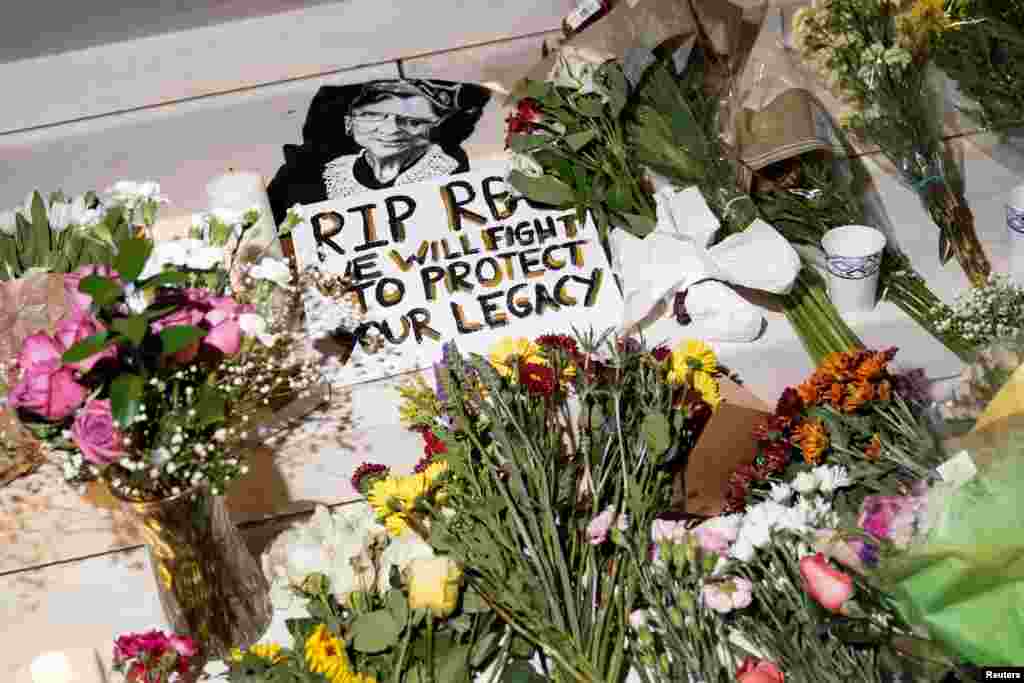 2020年9月18日，美国首都华盛顿最高法院外，人们聚在一起悼念最高法院大法官的鲁思·拜德·金斯伯格。(路透社图片)