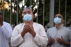 Pria Muslim bergabung dalam pertemuan antaragama untuk berdoa bagi pasien Covid-19 di Rondebosch Medical Center, di Cape Town pada 14 Januari 2021. (Foto: AFP/Rodger Bosch)
