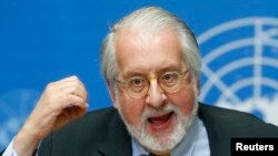 Pesawat Patroli 'Elang' Spanyol beraksi dalam Festival Kedirgantaraan Internasional Motril, dekat Granada.