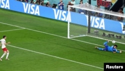 El arquero mexicano Guillermo Ochoa ataja un penal de delantero polaco Robert Lewandowski, en la Copa Mundial de la FIFA Qatar 2022, el 22 de noviembre.