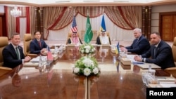 Официјални претставници на САД и Украина, на чело со државниот секретар Марко Рубио и министерот за надворешни работи Андриј Сибиха, одржуваат разговори на саудиски претставници во Џеда, Саудиска Арабија, 11 март 2025 година