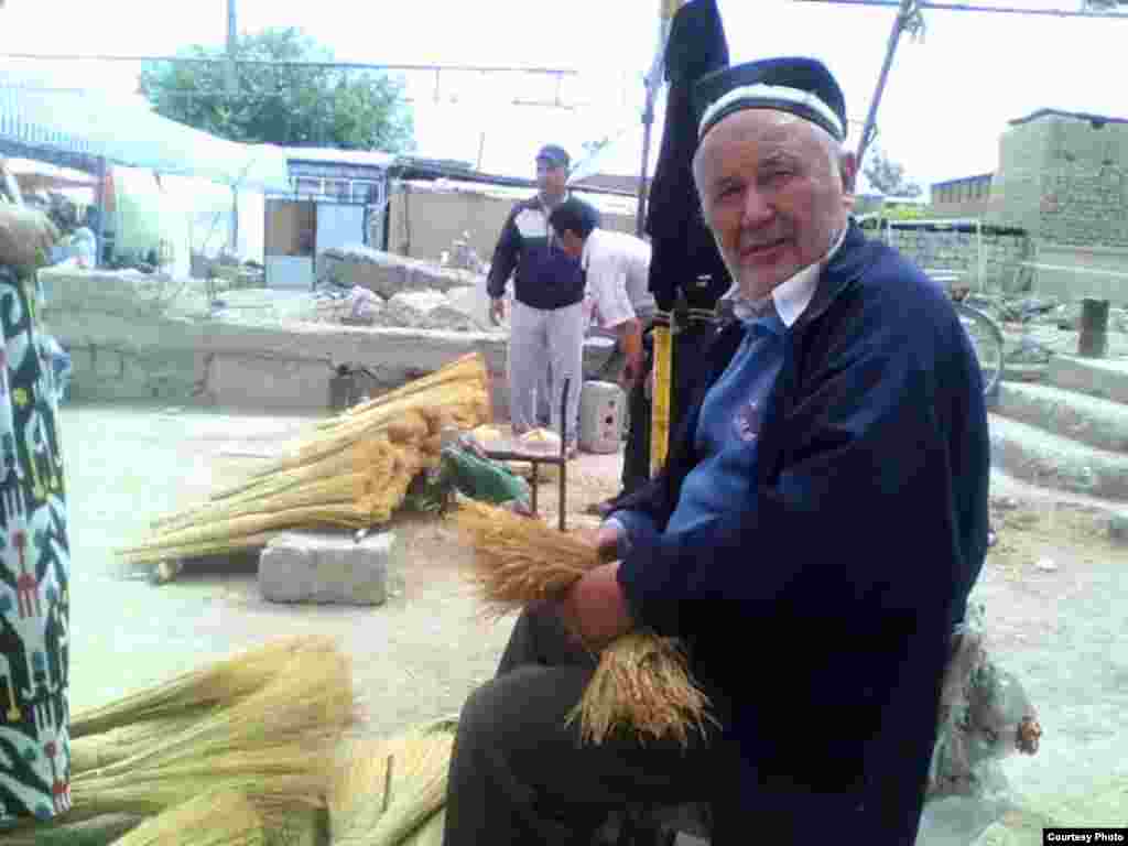 Supurgi sotuvchi hunarmand Mahkam aka bozorning o'zida ham supurgi yasash bilan band.