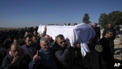 Семејството на Хамза, потврди дека израелски бедуин бил заложник од Хамас заедно со неговиот татко - израелската војска соопшти во петокот. 