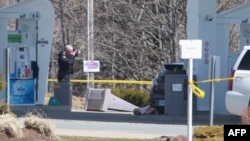 Mobil polisi forensik Kanada (RCMP) berada di lokasi penembakan di Big Stop, dekay Elsdale, Nova Scotia, Kanada, 19 April 2020. 