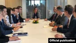 Dijalog delegacija Srbije i Kosova, predvođenih predsednicima Aleksandrom Vučićem i Hašimom Tačijem, uz posredovanje visoke predstavnice EU za spoljnu politiku i bezbednost, Federike Mogerini, u Briselu, 24. juna 2018.