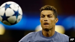 Real Madrid's Cristiano Ronaldo watches the ball during a training session at the Millennium Stadium in Cardiff, Wales Friday June 2, 2017. Real Madrid will play Juventus in the final of the Champions League soccer match in Cardiff on Saturday. (AP Photo/