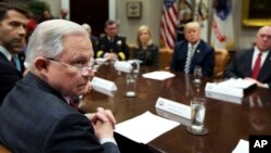 Джефф Сешнс (Л) на зібранні Кабінета міністрів за участі Дональда Трампа у Білому Домі, 20 квітня, 2018