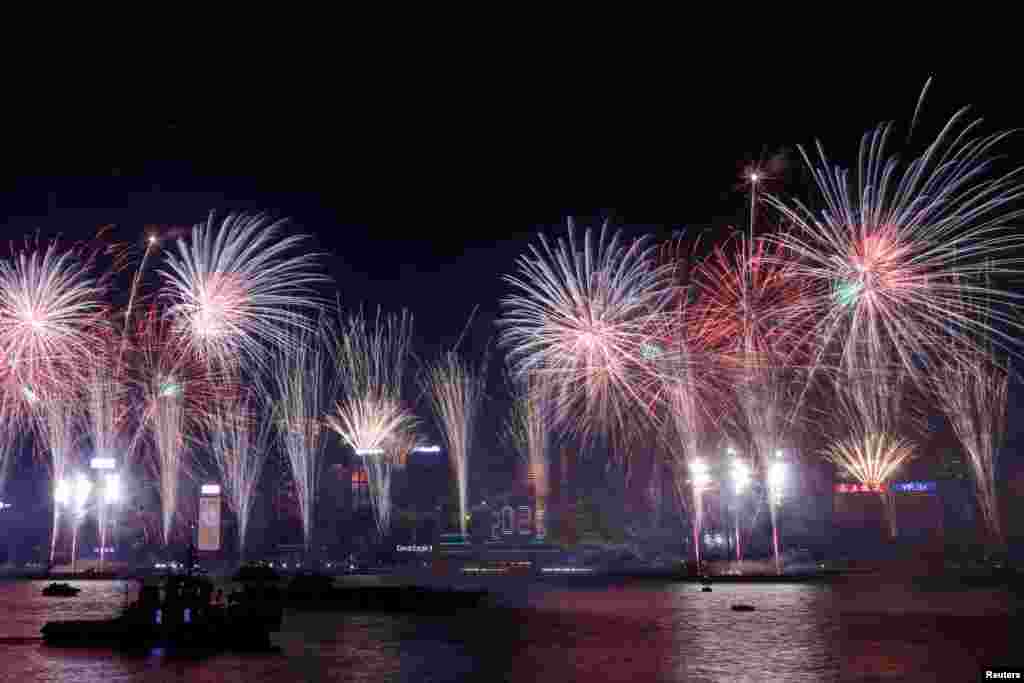 Fogos de artifício rebentam no Porto de Victoria para celebrar o Ano Novo em Hong Kong, China, a 1 de janeiro de 2025.