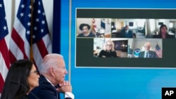 Presiden Joe Biden dan Menteri Dalam Negeri Deb Haaland dalam pertemuan virtual dengan sejumlah gubernur negara bagian untuk membahas kebakaran lahan, di Washington, Rabu, 30 Juni 2021