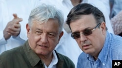 El secretario de Relaciones Exteriores de México, Marcelo Ebrard, derecha, negó que existan acuerdos secretos con EE.UU. y que confía que se produzcan avances en el control fronterizo.