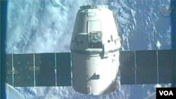 大批水貨客及大陸自由行旅客在上水石湖墟批發店排隊買年貨，有旅客表示要輪候20分鐘