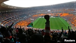 Over 60,000 Pay Tribute to Mandela in Johannesburg
