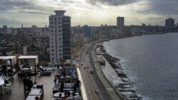 Washington mantiene un fuerte embargo sobre Cuba y presiona al gobierno de la isla al que considera como dictadura.