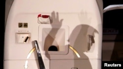 La sombra del presidente Donald Trump se refleja en la puerta del Air Force One, al abordar el mandatario en el avión, el 26 de septiembre de 2016.
