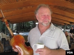 California-based performer and composer Alasdair Fraser runs popular Scottish fiddling camps to encourage young and old to take up the instrument.(VOA/J. Mar)