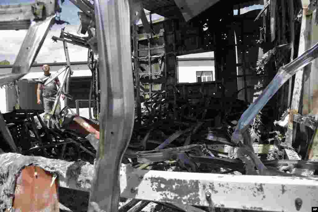 A man examines a destroyed building after fighting between Ukrainian and pro-Russian fighters in the city of Artyomovsk, Donetsk region, eastern Ukraine, June 20, 2014.